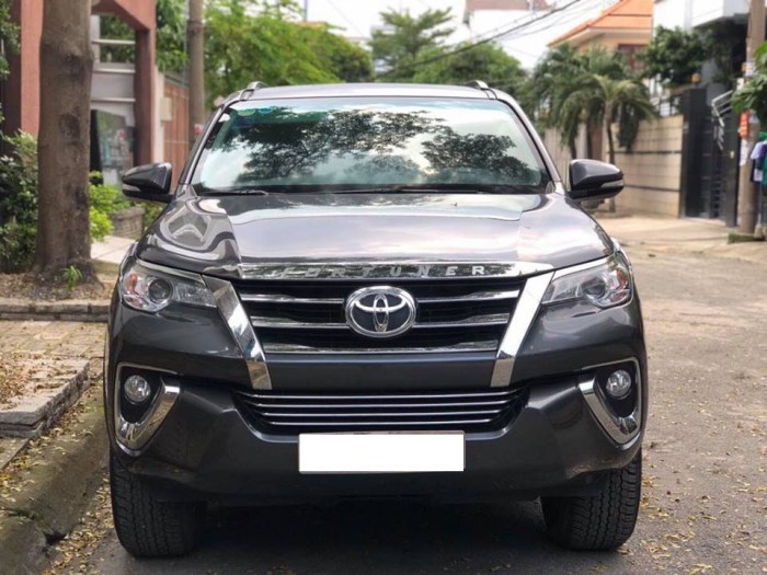 Vỡ nợ bán gấp Toyota Fortuner 2018 số tự động . Xe màu xám chì