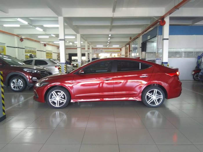 Hyundai Elantra Sport màu đỏ xe giao ngay