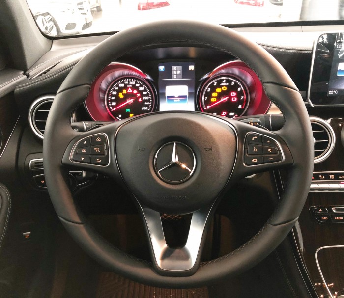 Cần bán gấp Mercedes GLC200 Đen 2018 chạy lướt giá tốt