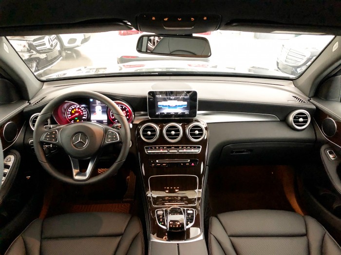 Cần bán gấp Mercedes GLC200 Đen 2018 chạy lướt giá tốt