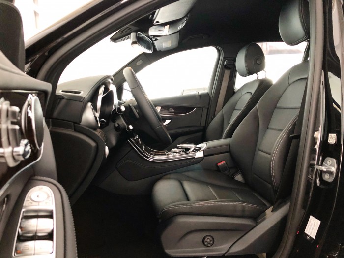 Cần bán gấp Mercedes GLC200 Đen 2018 chạy lướt giá tốt