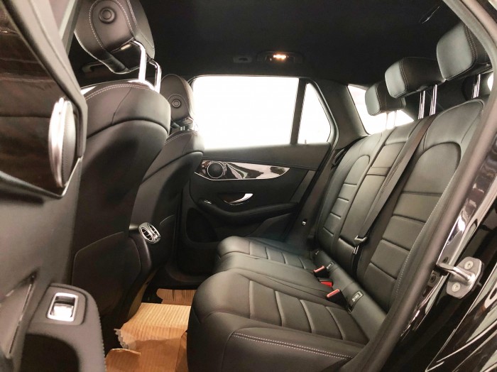 Cần bán gấp Mercedes GLC200 Đen 2018 chạy lướt giá tốt