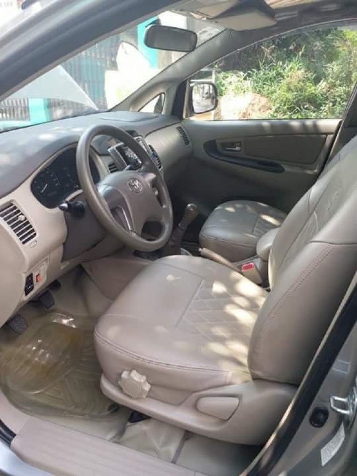 Cần bán gấp Toyota Innova 2015 màu bạc,xe gđ đi rất kĩ