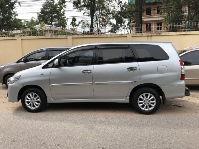 Cần bán gấp Toyota Innova 2015 màu bạc,xe gđ đi rất kĩ