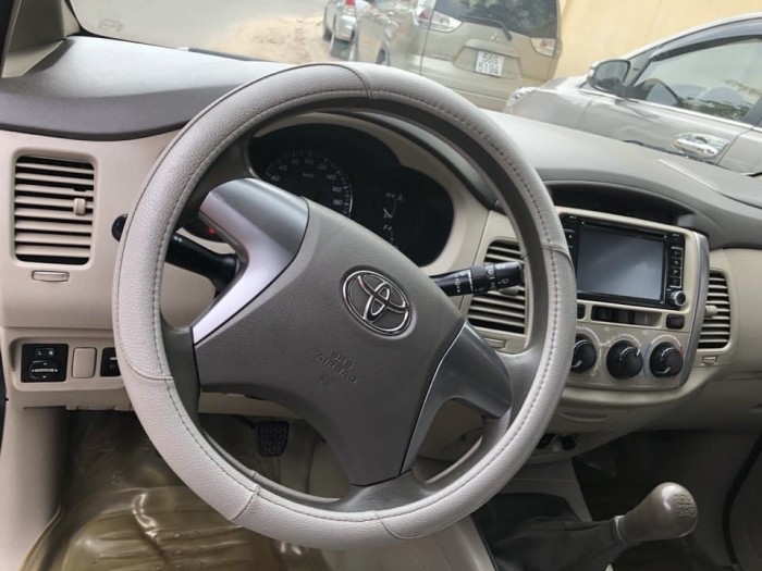 Cần bán gấp Toyota Innova 2015 màu bạc,xe gđ đi rất kĩ