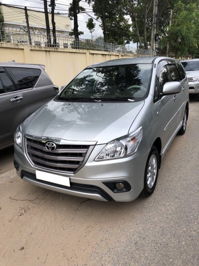 Cần bán gấp Toyota Innova 2015 màu bạc,xe gđ đi rất kĩ