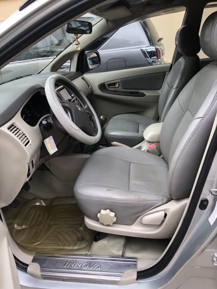 Cần bán gấp Toyota Innova 2015 màu bạc,xe gđ đi rất kĩ