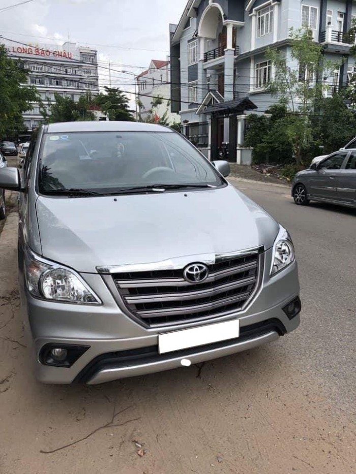 Cần bán gấp Toyota Innova 2015 màu bạc,xe gđ đi rất kĩ