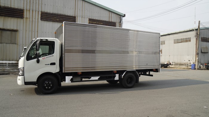 Xe tải Hino XZU720L 3.5 tấn thùng kín inox, trả trước chỉ 100 triệu có xe giao trong ngày.