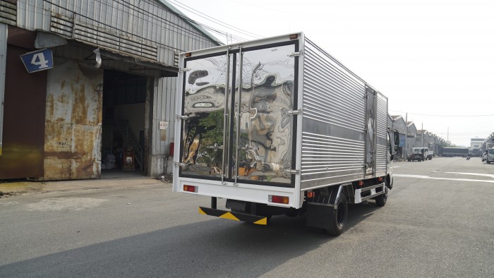 Xe tải Hino XZU720L 3.5 tấn thùng kín inox, trả trước chỉ 100 triệu có xe giao trong ngày.