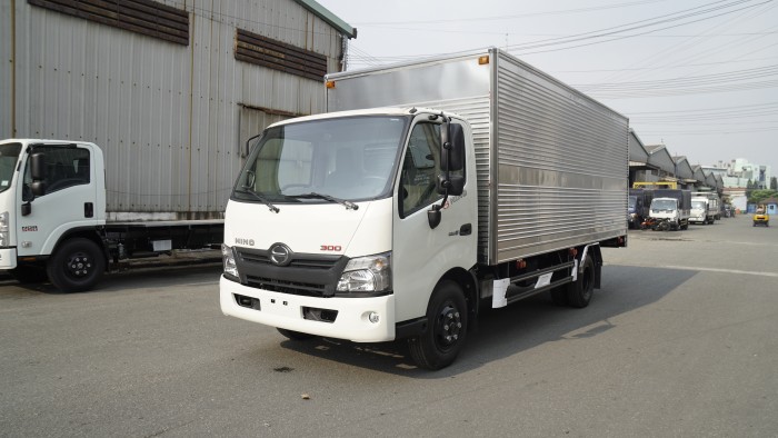 Xe tải Hino XZU720L 3.5 tấn thùng kín inox, trả trước chỉ 100 triệu có xe giao trong ngày.