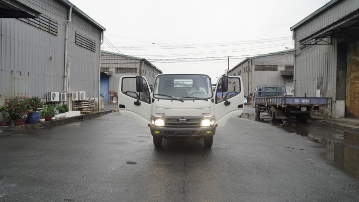 Xe tải Hino XZU720L 3.5 tấn thùng lửng trả trước 100 triệu nhận xe ngay