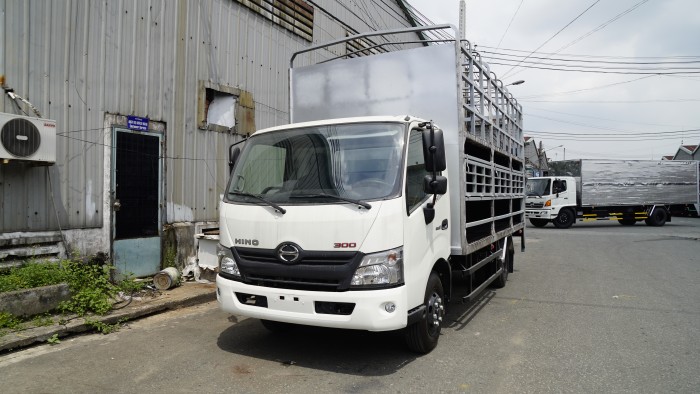 Xe tải Hino XZU720L 3.5 tấn, thùng 2 tầng chuyên chở xe máy