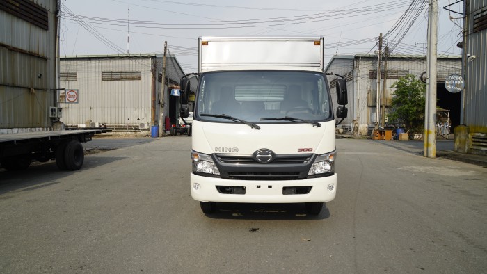 Xe tải Hino XZU730L 4.5 tấn thùng kín inox, trả trước 100 triệu giao xe trong ngày