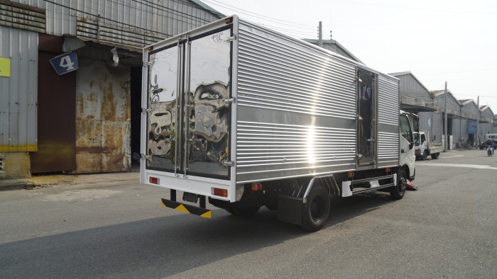 Xe tải Hino XZU730L 4.5 tấn thùng kín inox, trả trước 100 triệu giao xe trong ngày