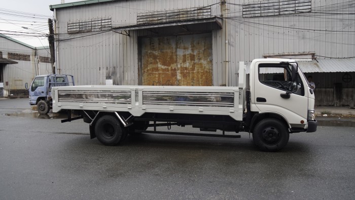Xe tải Hino XZU730L 5 tấn thùng lửng, trả tru100 triệu giao xe trong ngày