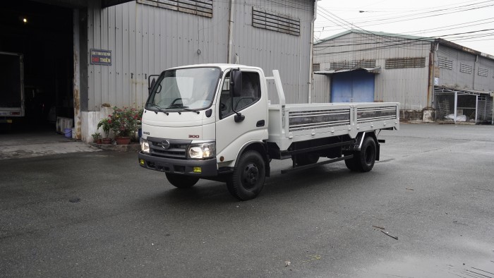 Xe tải Hino XZU730L 5 tấn thùng lửng, trả tru100 triệu giao xe trong ngày