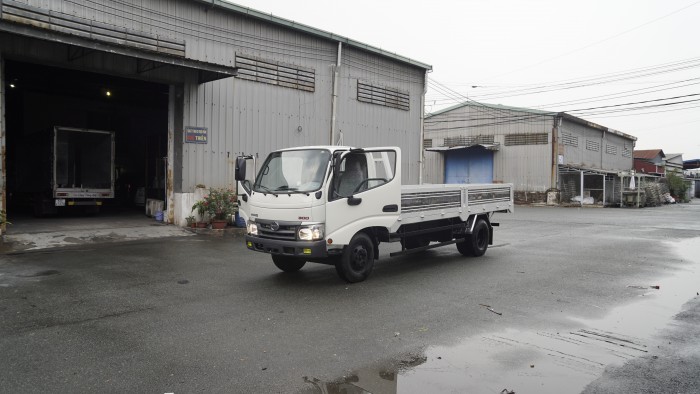 Xe tải Hino XZU730L 5 tấn thùng lửng, trả tru100 triệu giao xe trong ngày