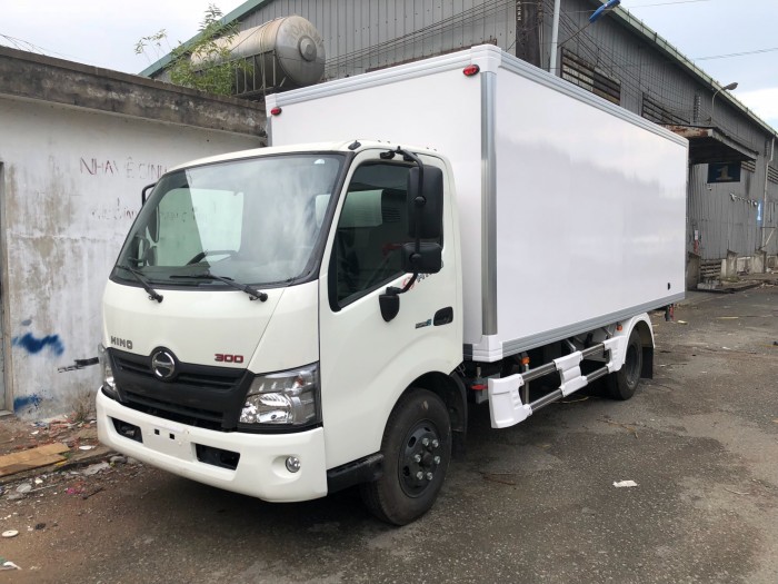 Xe tải Hino XZU730L 5 tấn thùng bảo ôn, trả trước 100 triệu giao xe trong ngày