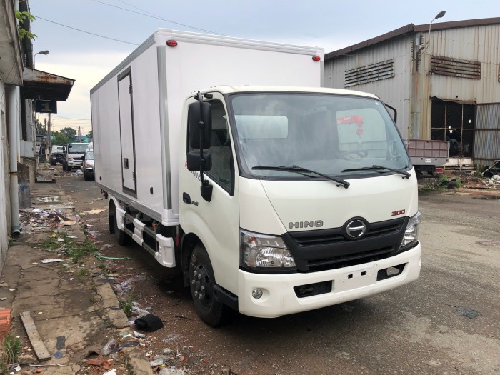 Xe tải Hino XZU730L 5 tấn thùng bảo ôn, trả trước 100 triệu giao xe trong ngày