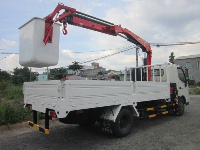 Xe tải Hino XZU730L 5 tấn gắn cẩu UR-V345 3 tấn 5 khúc