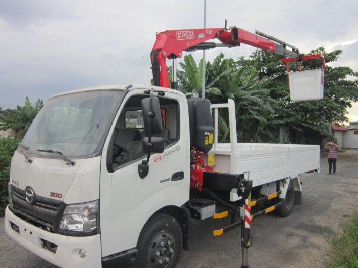 Xe tải Hino XZU730L 5 tấn gắn cẩu UR-V345 3 tấn 5 khúc