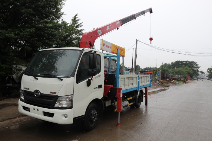 Xe tải Hino XZU730L 5 tấn gắn cẩu UR-V345 3 tấn 5 khúc