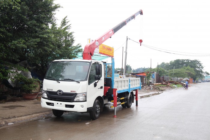 Xe tải Hino XZU730L 5 tấn gắn cẩu UR-V345 3 tấn 5 khúc