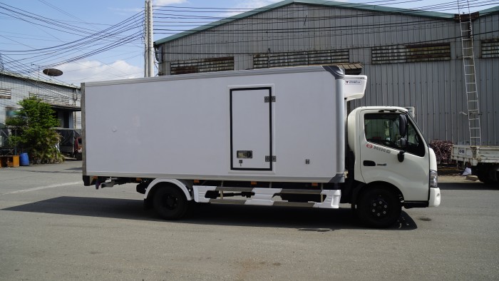 Xe tải Hino XZU730L 4.5 tấn thùng đông lạnh, trả trước 100 triệu có luôn xe giao trong ngày