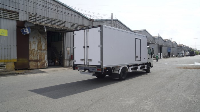 Xe tải Hino XZU730L 4.5 tấn thùng đông lạnh, trả trước 100 triệu có luôn xe giao trong ngày