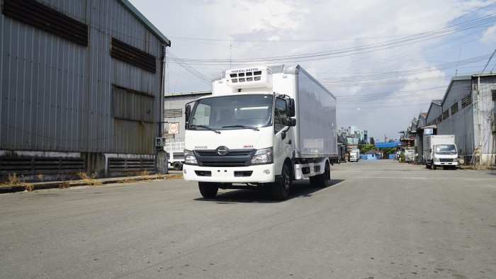 Xe tải Hino XZU730L 4.5 tấn thùng đông lạnh, trả trước 100 triệu có luôn xe giao trong ngày