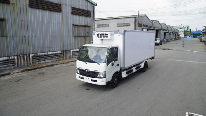 Xe tải Hino XZU730L 4.5 tấn thùng đông lạnh, trả trước 100 triệu có luôn xe giao trong ngày
