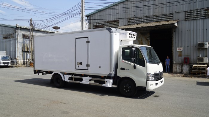 Xe tải Hino XZU730L 4.5 tấn thùng đông lạnh, trả trước 100 triệu có luôn xe giao trong ngày