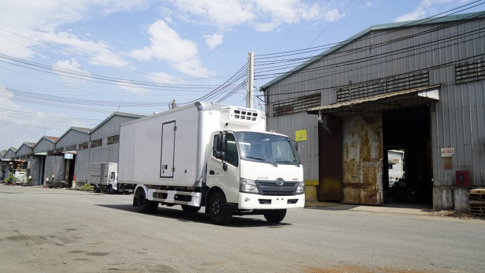 Xe tải Hino XZU730L 4.5 tấn thùng đông lạnh, trả trước 100 triệu có luôn xe giao trong ngày