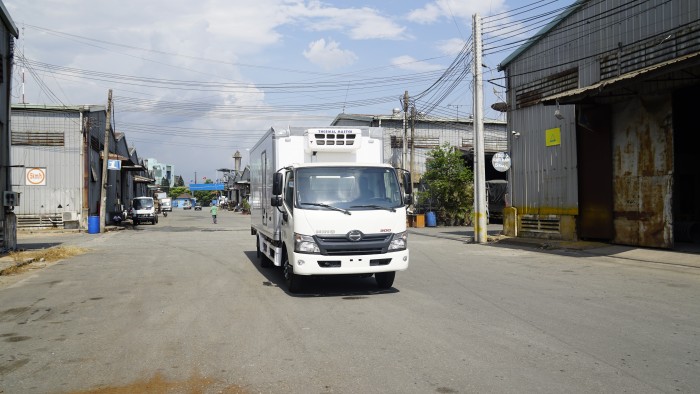 Xe tải Hino XZU730L 4.5 tấn thùng đông lạnh, trả trước 100 triệu có luôn xe giao trong ngày