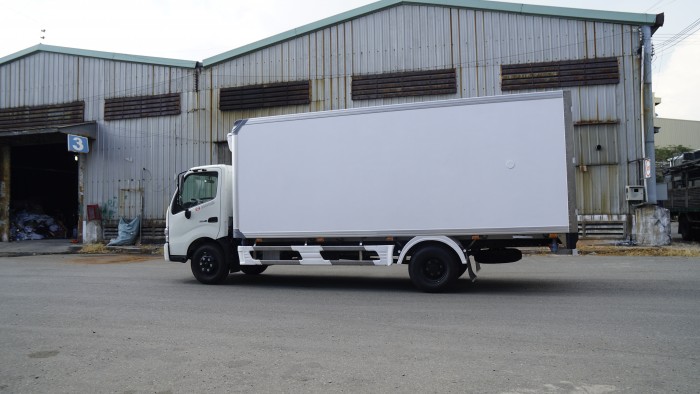 Xe tải Hino XZU730L 4.5 tấn thùng đông lạnh, trả trước 100 triệu có luôn xe giao trong ngày