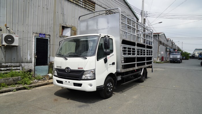 Xe tải Hino XZU730L 5 tấn thùng 2 tầng chở xe máy
