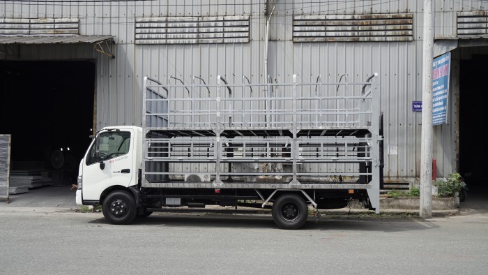 Xe tải Hino XZU730L 5 tấn thùng 2 tầng chở xe máy