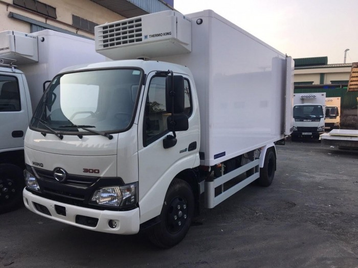 Xe tải Hino XZU650L 1.5 tấn thùng đông lạnh, trả trước 100 triệu giao xe trong ngày