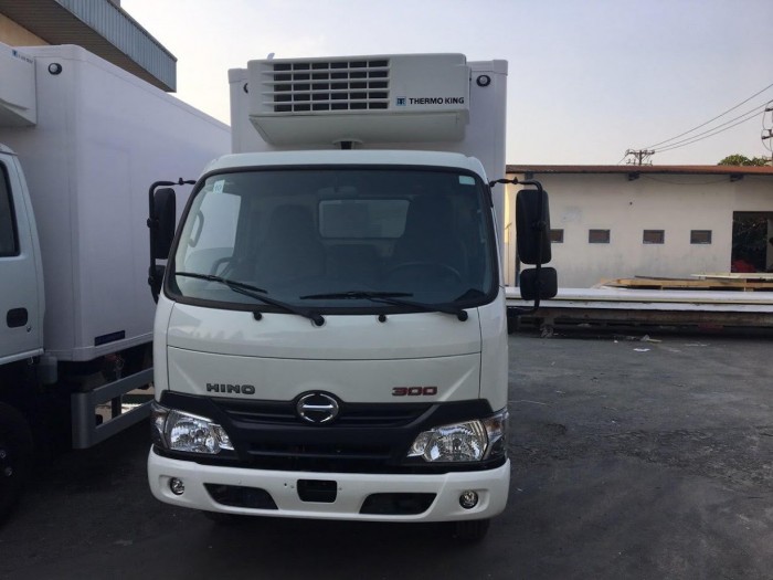 Xe tải Hino XZU650L 1.5 tấn thùng đông lạnh, trả trước 100 triệu giao xe trong ngày