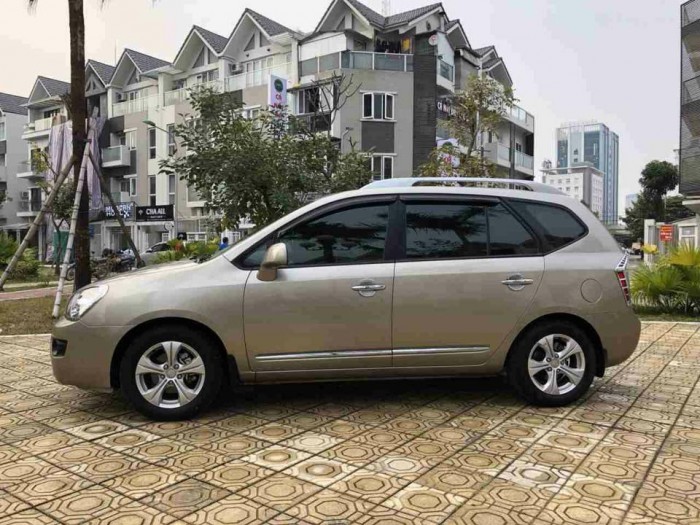 Cần bán gấp Kia Carens 2016 số sàn. Xe màu vàng cát