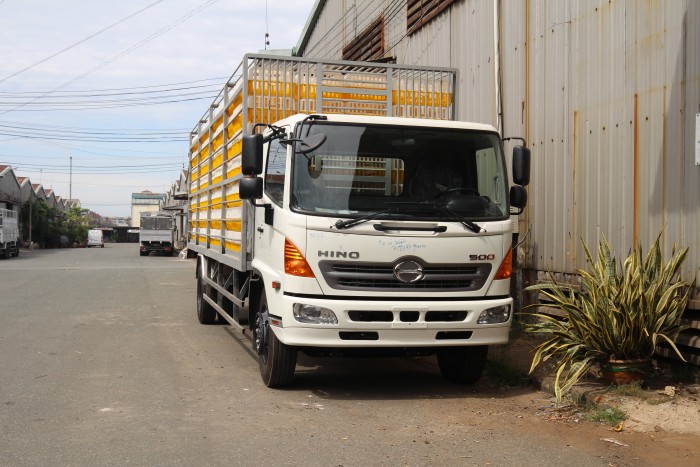 Xe tải Hino chở gia cầm 8 tấn, trả trước 100 triệu giao xe ngay