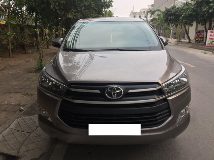 Cần bán gấp Toyota Innova 2018 bản E. Xe số sàn,màu nâu đất