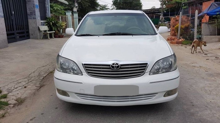 Cần bán gấp Toyota Camry 2002 số sàn. Xe màu trắng ngọc trinh