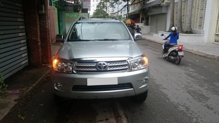 Cần bán Toyota Fortuner 2011 số tự động màu bạc