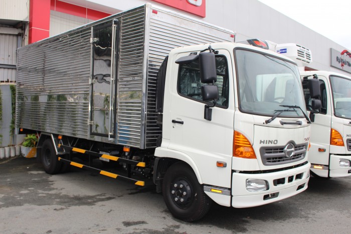 Xe tải Hino FC 6.4 thùng kín inox, trả trước 100 triệu giao xe ngay