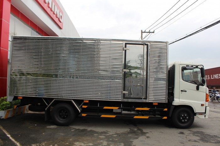Xe tải Hino FC 6.4 thùng kín inox, trả trước 100 triệu giao xe ngay