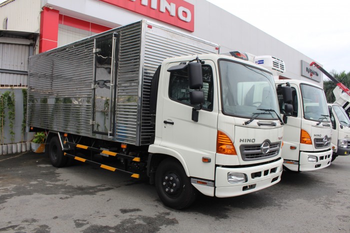 Xe tải Hino FC 6.4 thùng kín inox, trả trước 100 triệu giao xe ngay