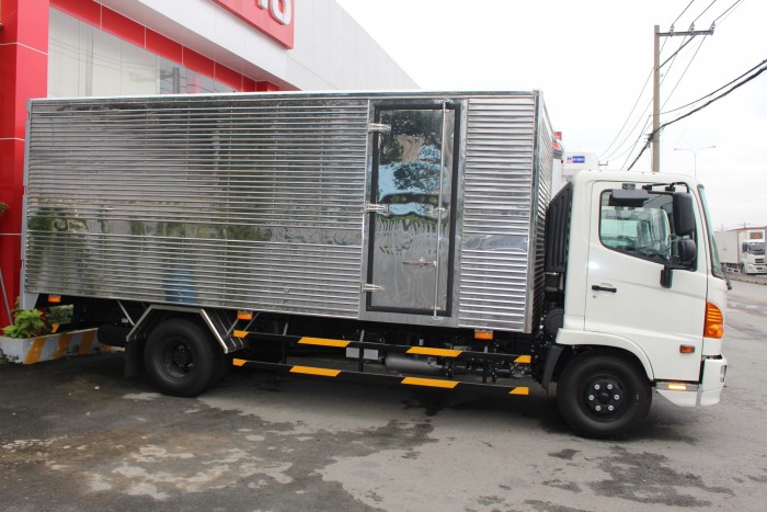 Xe tải Hino FC 6.4 thùng kín inox, trả trước 100 triệu giao xe ngay