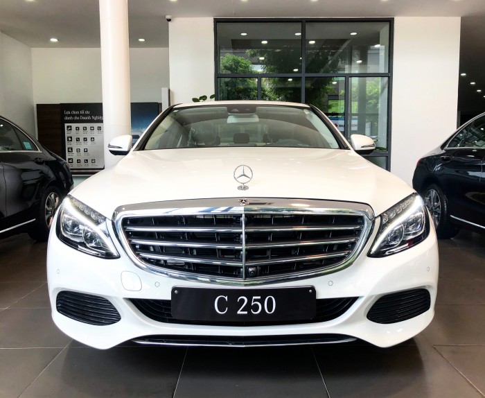 Chính chủ cần bán xe Mercedes C250 2018 màu Trắng đã qua sử dụng